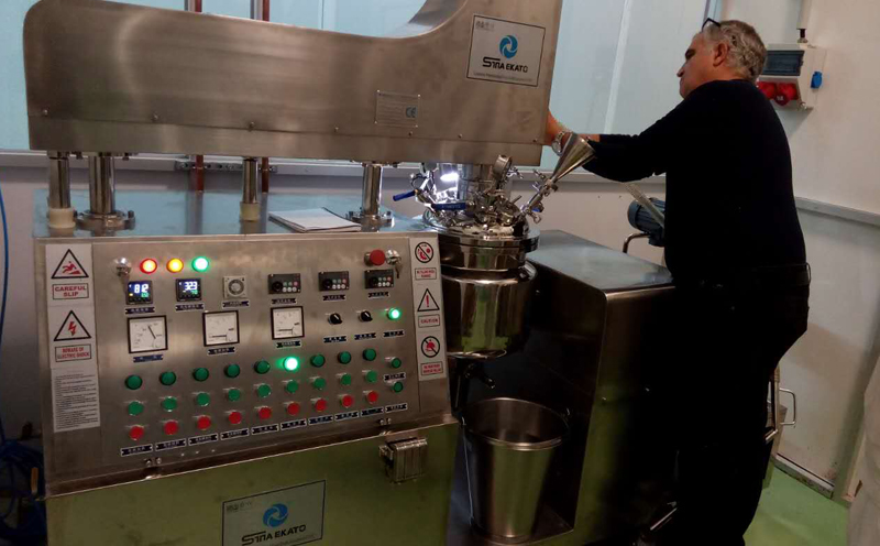 SME-A-5L下均質(zhì)真空乳化機(jī) SME-A-5L下均質(zhì)真空乳化機(jī)